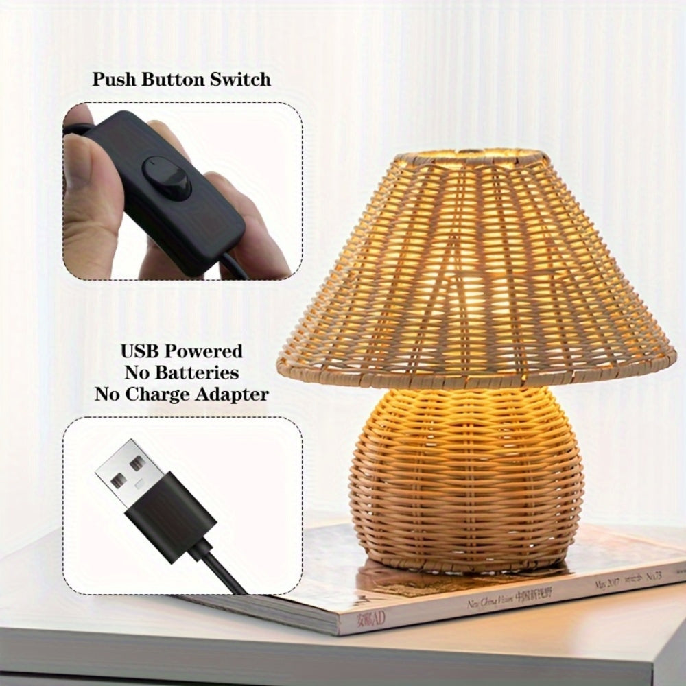 Håndvævet rattan bordlampe, der giver varmt lys i stuen