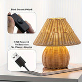 Håndvævet rattan bordlampe, der giver varmt lys i stuen
