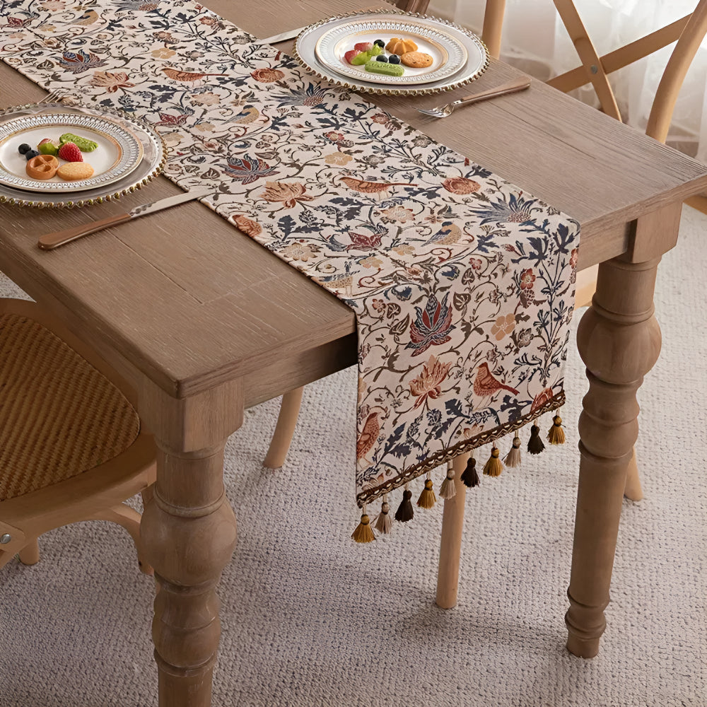 Bordløber i jacquard med vintageblomster og fugle samt kvaster