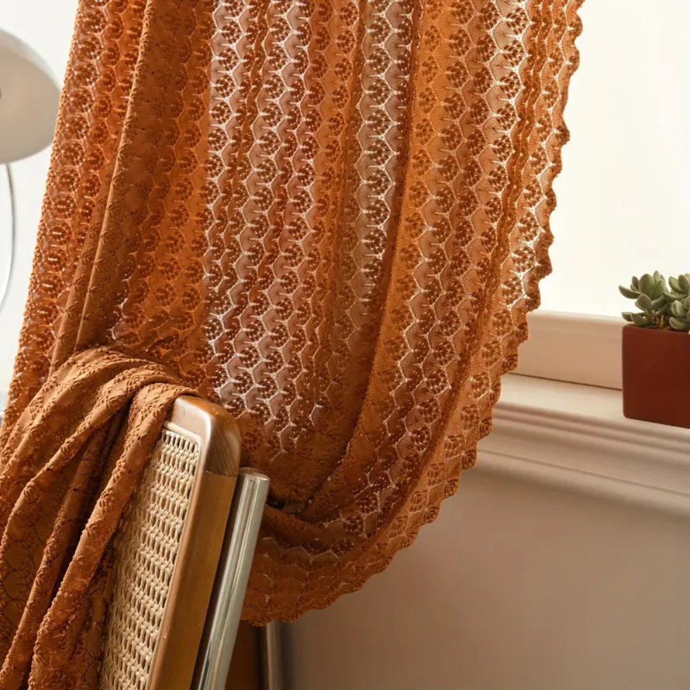 Orange boho gardin med hæklet net og ternet mønster