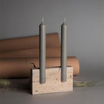 Minimalistisk lysestage i beige travertin med to kronelys