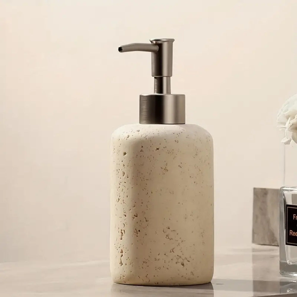 Sæbedispenser i resin med marmormønster på badeværelsets bordplade