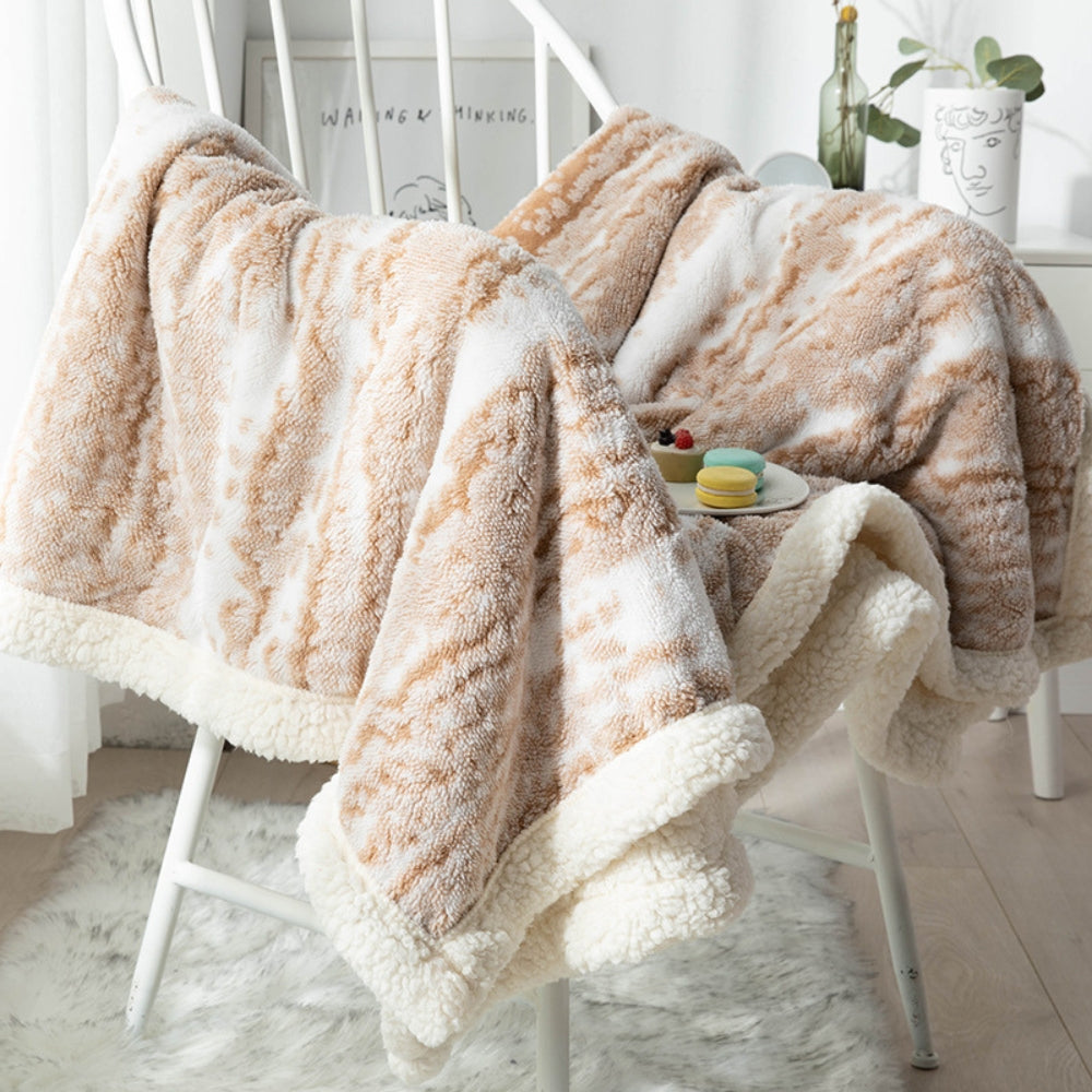 Dobbeltsidet fløjlsplaid med sherpa-fleece over sofa