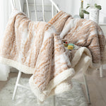 Dobbeltsidet fløjlsplaid med sherpa-fleece over sofa