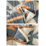 Vendbart sofabetræk i bomuld med geometrisk mønster over en sofa