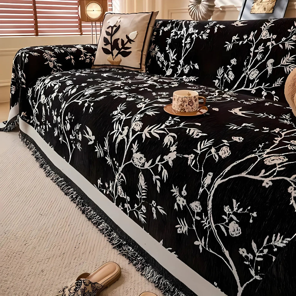 Elegant chenille sofabetræk med blomstermotiv og kvaster på sofa