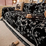Elegant chenille sofabetræk med blomstermotiv og kvaster på sofa