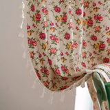 Halvgennemsigtige gardiner med blomstermønster og kvaster i boho-stil