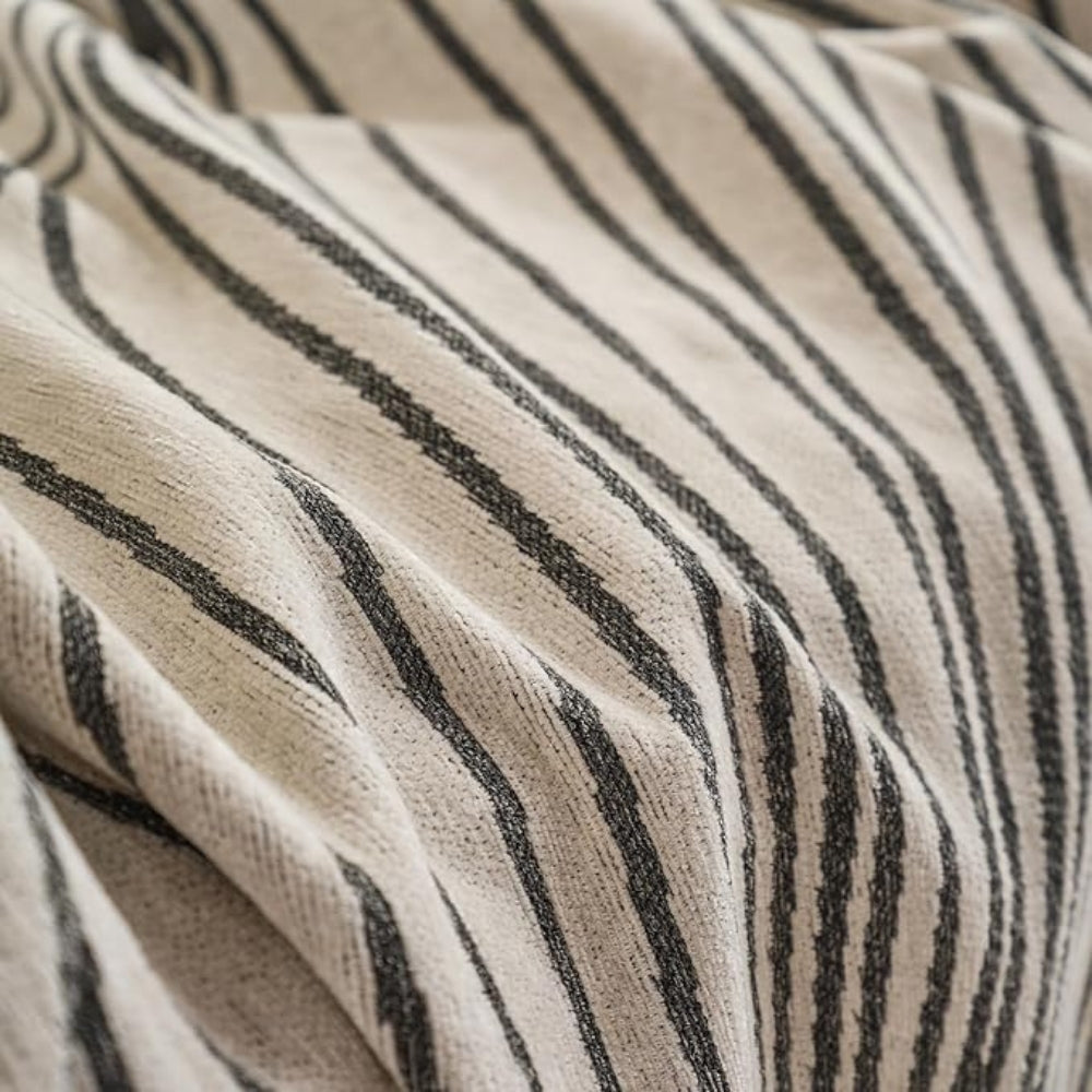Sofabetræk i blød chenille med bølgemønster og kvaster på sofa