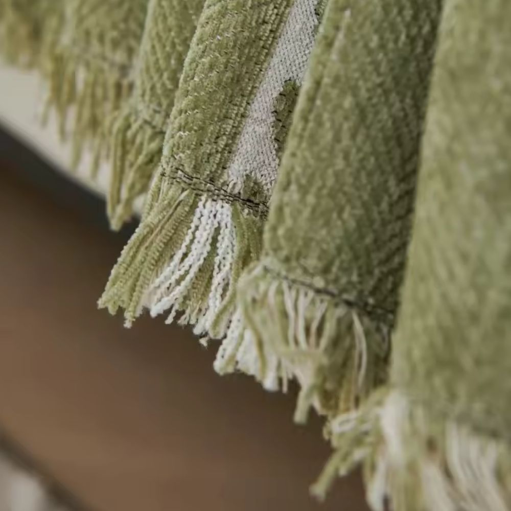 Sofabetræk i grøn chenille med bladmønster på sofa