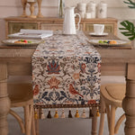Bordløber i jacquard med vintageblomster og fugle samt kvaster