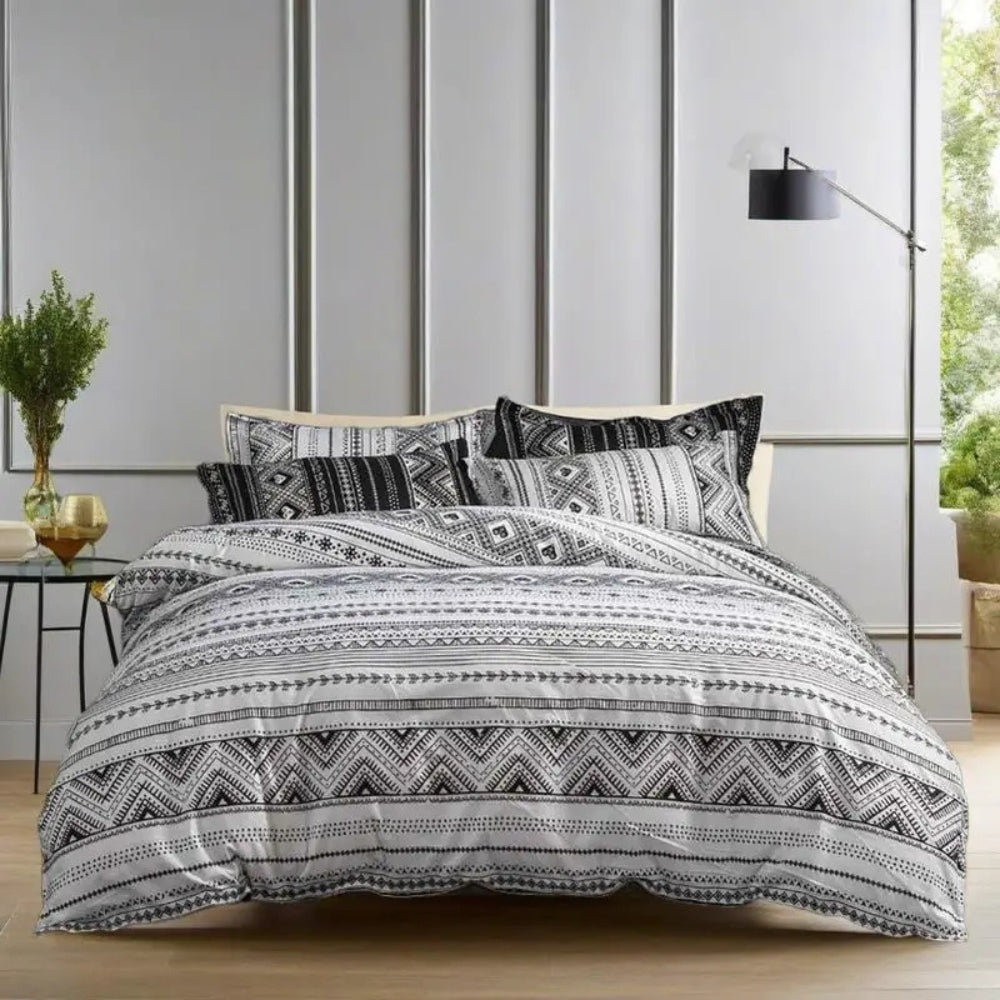 Sort og hvidt boho sengetøj med geometrisk mønster på sengen