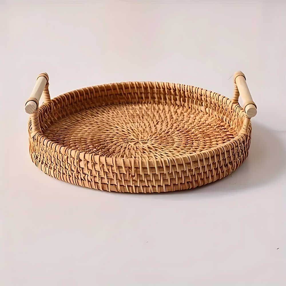Håndlavet serveringsbakke af rattan med frugt på bord