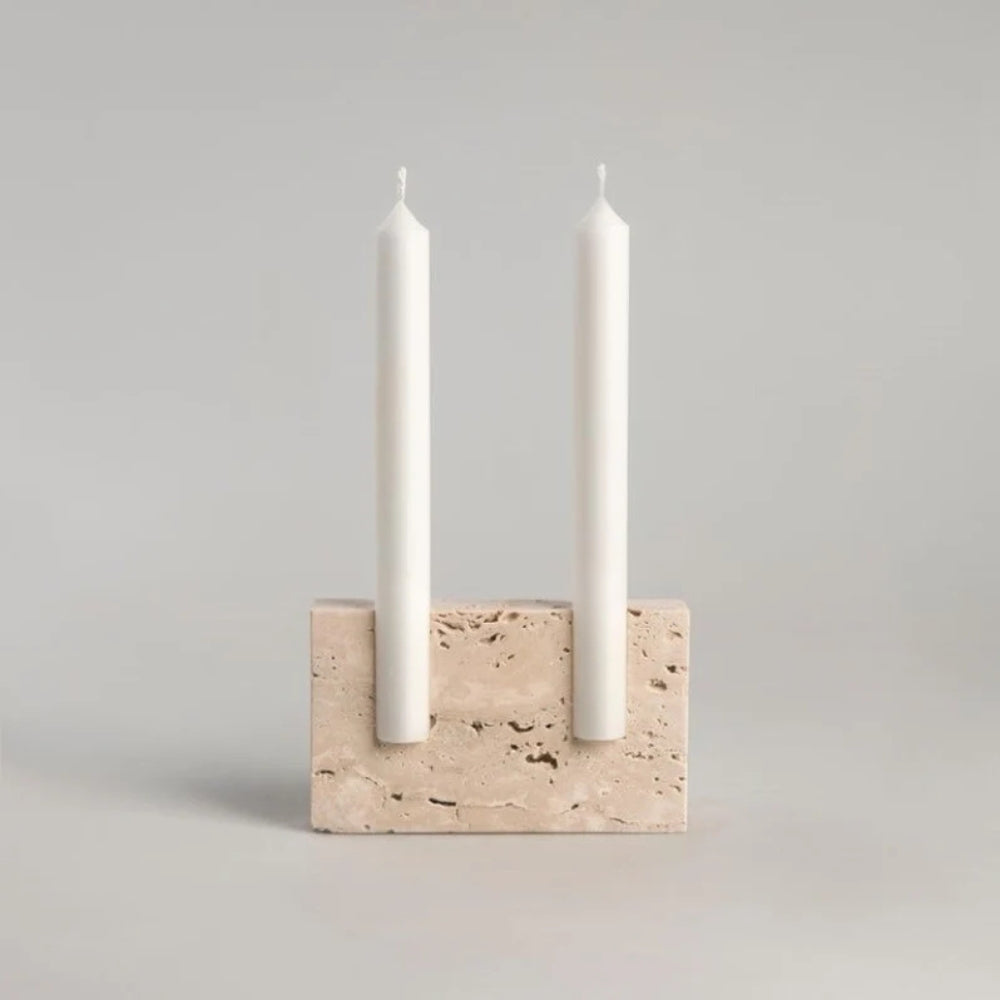 Minimalistisk lysestage i beige travertin med to kronelys