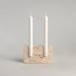 Minimalistisk lysestage i beige travertin med to kronelys