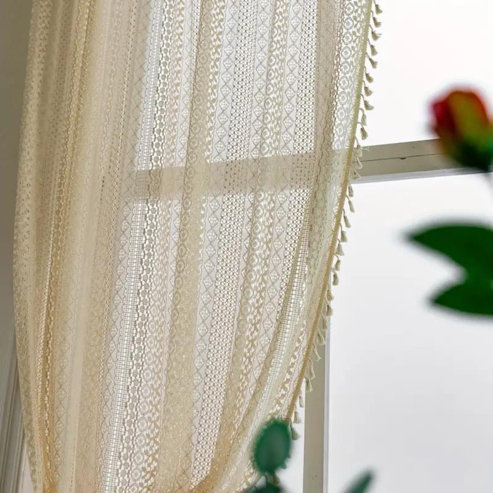 Semi-transparent boho-gardin med hæklet mønster og kvaster