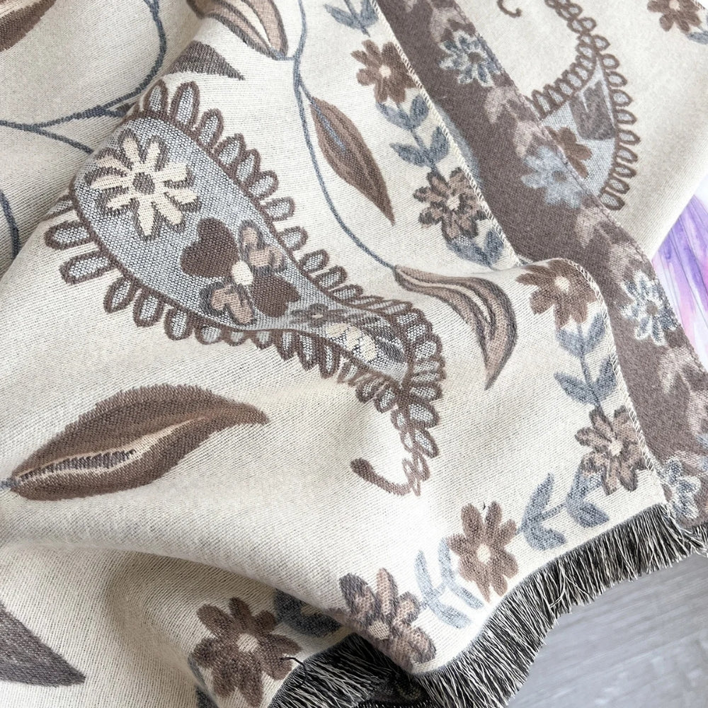 Elegant dobbeltsidet sjal med blomster til vinter
