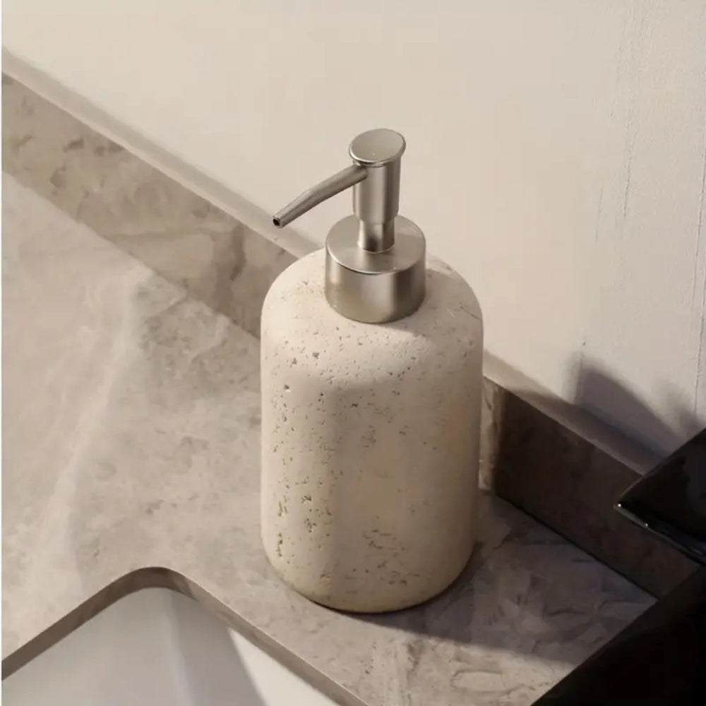 Sæbedispenser i resin med marmormønster på badeværelsets bordplade