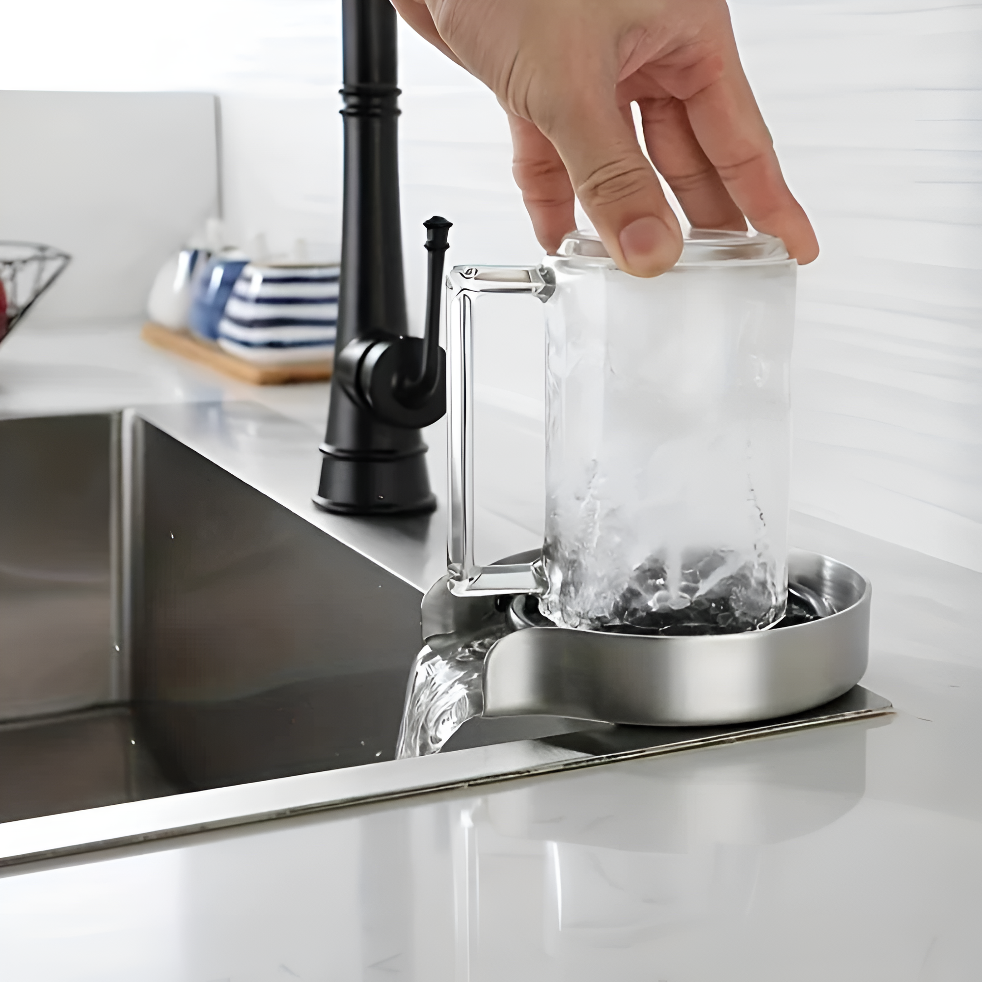 Automatisk glasskyller monteret på køkkenvasken