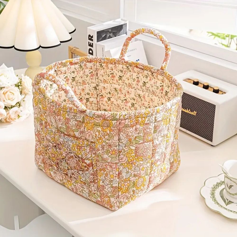 Opbevaringskurv i lærred med blomstermotiv i landlig stil