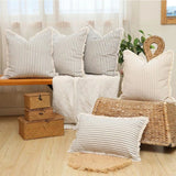 Stribet pudebetræk i skandinavisk stil med frynser på en sofa