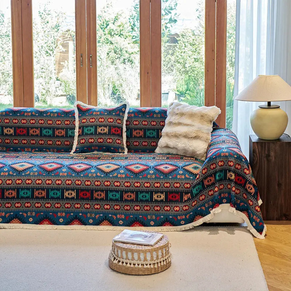 Boho sofabetræk med farverigt geometrisk mønster på sofa