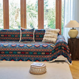 Boho sofabetræk med farverigt geometrisk mønster på sofa