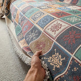 Strikket boho sofabetræk i chenille med kvastkanter på sofa