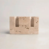 Minimalistisk lysestage i beige travertin med to kronelys