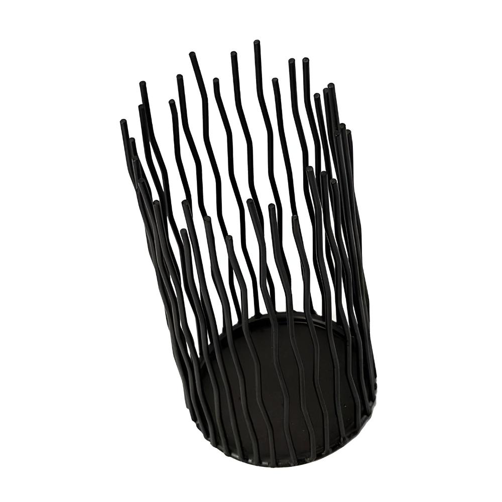 Sort lysestage i jern med geometrisk design på spisebord