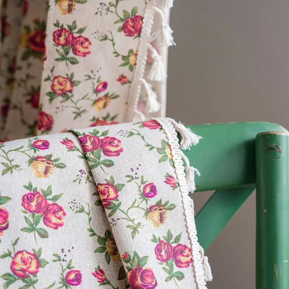 Halvgennemsigtige gardiner med blomstermønster og kvaster i boho-stil