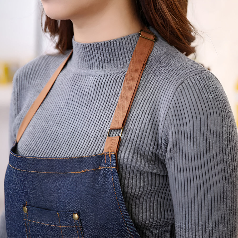 Justerbart blåt forklæde i denim med stor forlomme