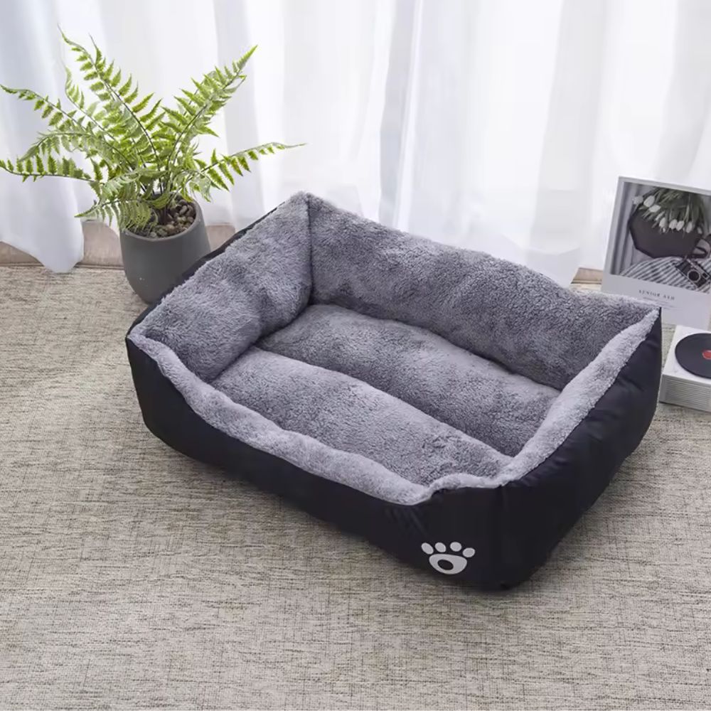 Blød beige kæledyrsseng i mikrofiber med hund der hviler i den