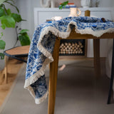 Boho-dug med marineblå sommerfugle og blomster og kvaster