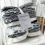 Dobbeltsidet fløjlsplaid med sherpa-fleece over sofa