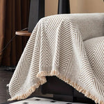 Skridsikkert sofabetræk i mikrofiber med sildebensmønster på sofa