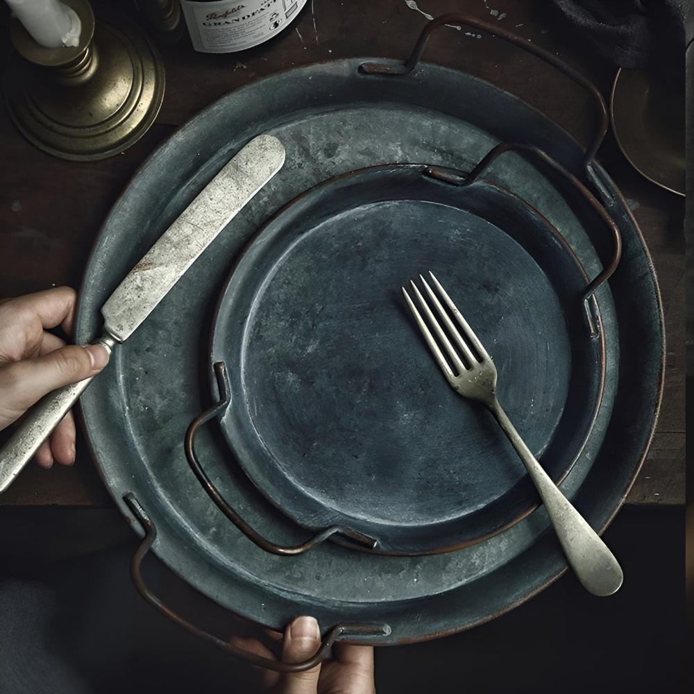 Runde serveringsbakker i metal i retrostil med mønstre