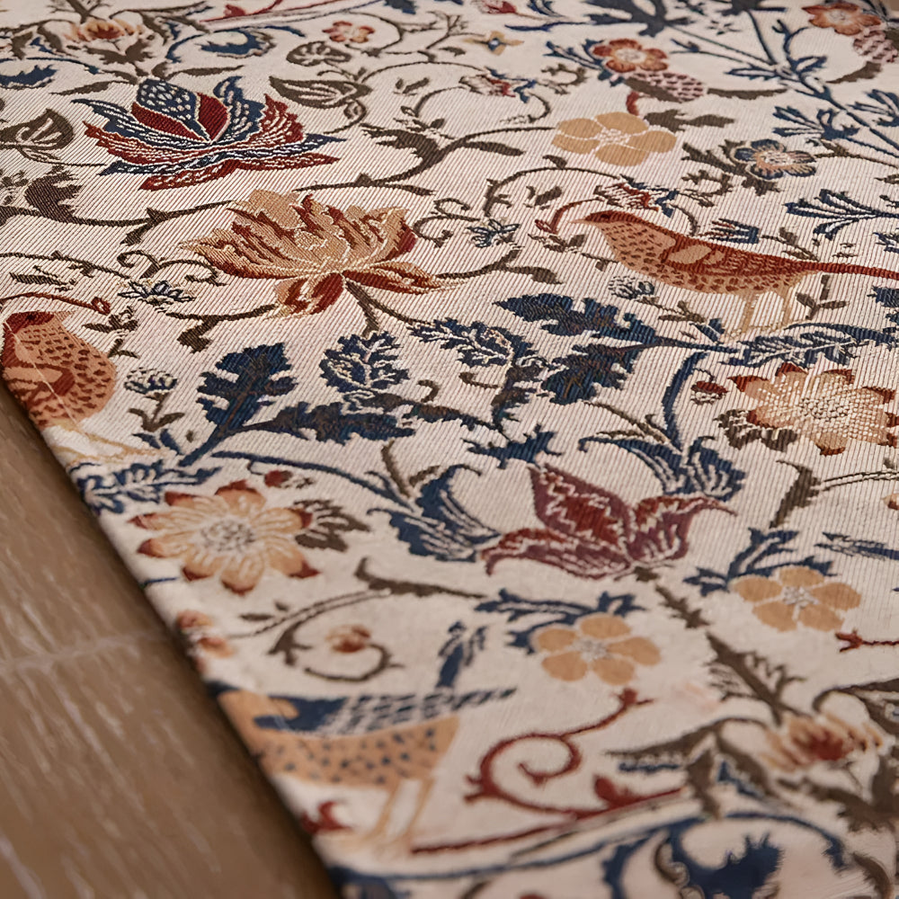 Bordløber i jacquard med vintageblomster og fugle samt kvaster