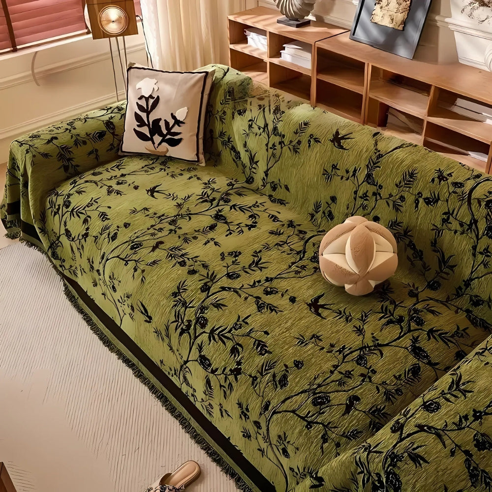 Elegant chenille sofabetræk med blomstermotiv og kvaster på sofa
