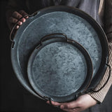 Runde serveringsbakker i metal i retrostil med mønstre