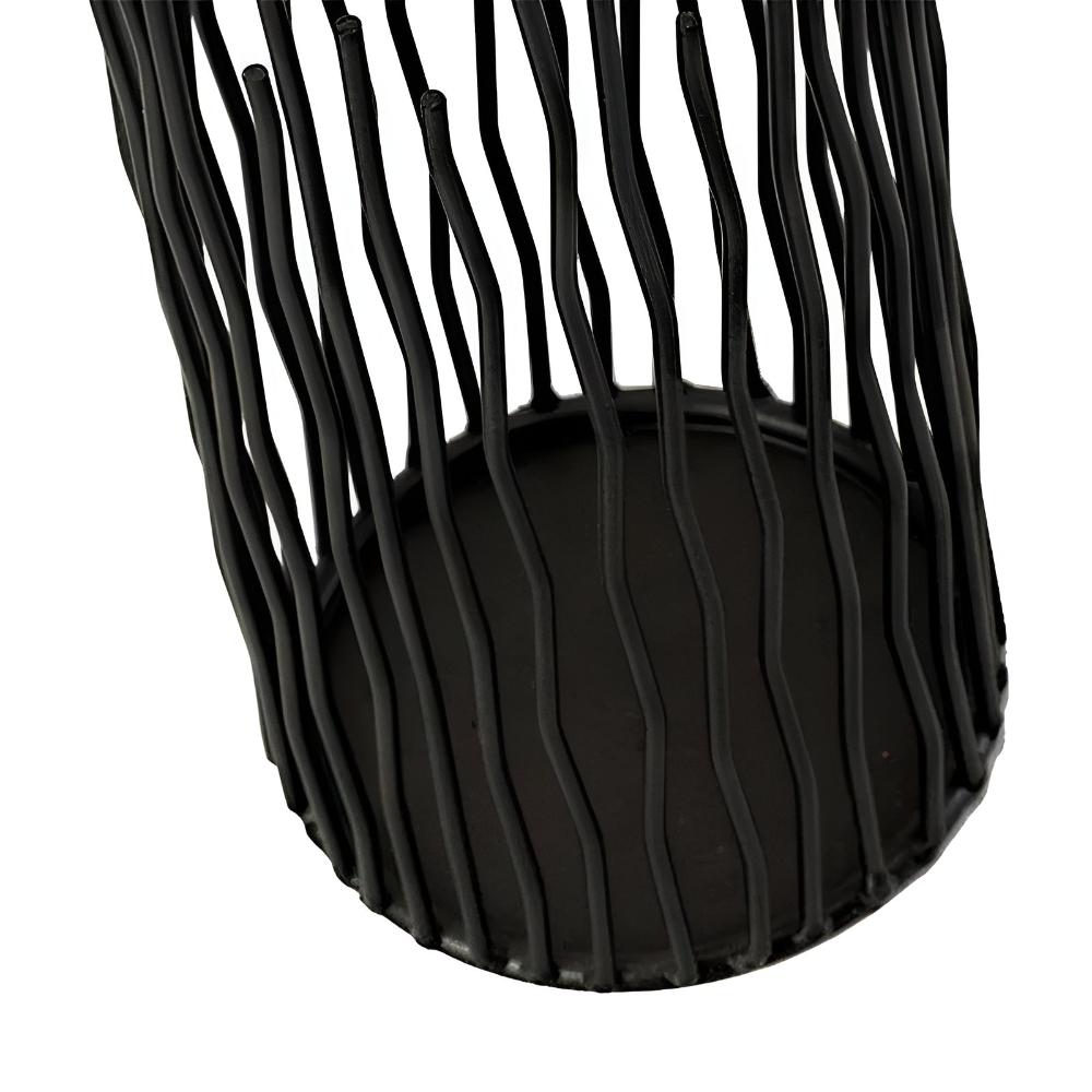Sort lysestage i jern med geometrisk design på spisebord