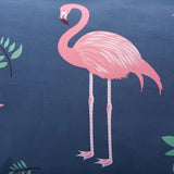 Sengetøj med flamingoer og tropisk print på redt seng i soveværelset
