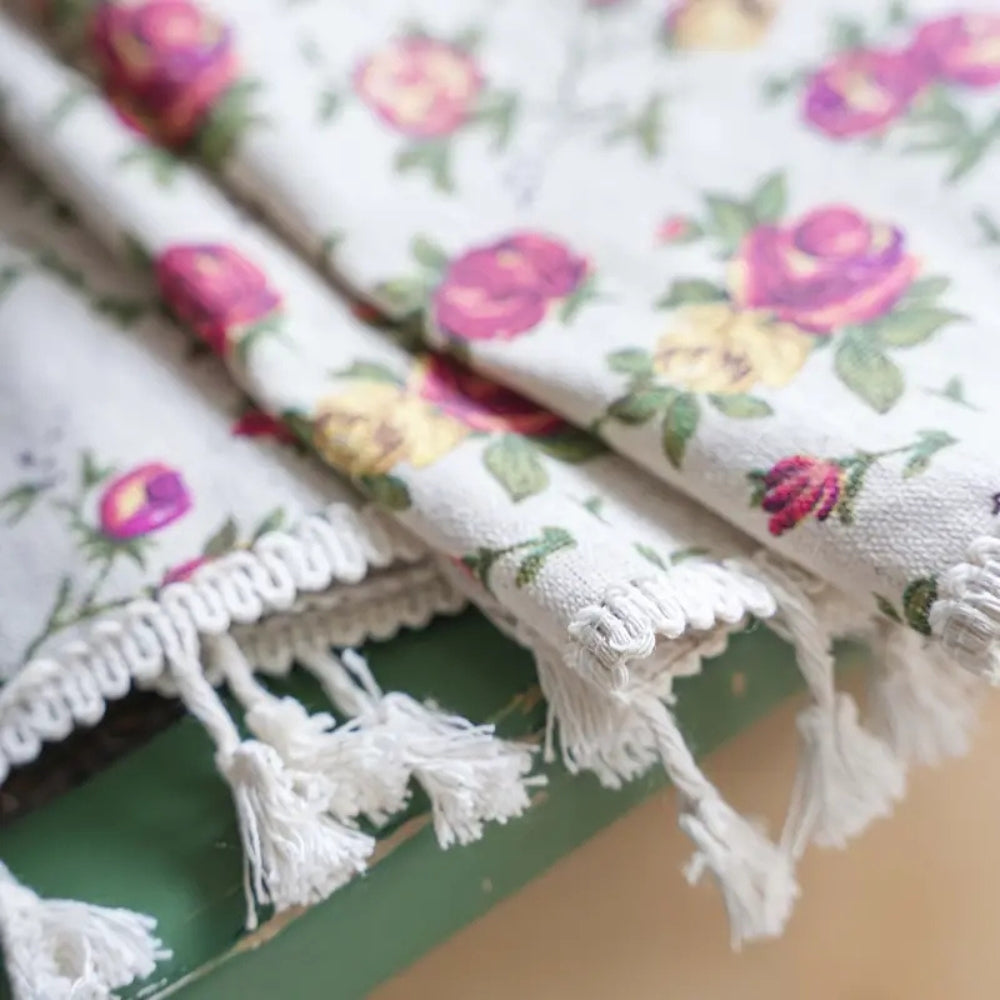 Halvgennemsigtige gardiner med blomstermønster og kvaster i boho-stil