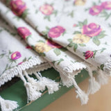 Halvgennemsigtige gardiner med blomstermønster og kvaster i boho-stil