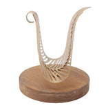 Guldfarvet servietholder i jern med bladform og træbund