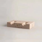 Minimalistisk lysestage i beige travertin med to kronelys
