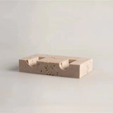 Minimalistisk lysestage i beige travertin med to kronelys