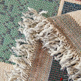 Strikket boho sofabetræk i chenille med kvastkanter på sofa