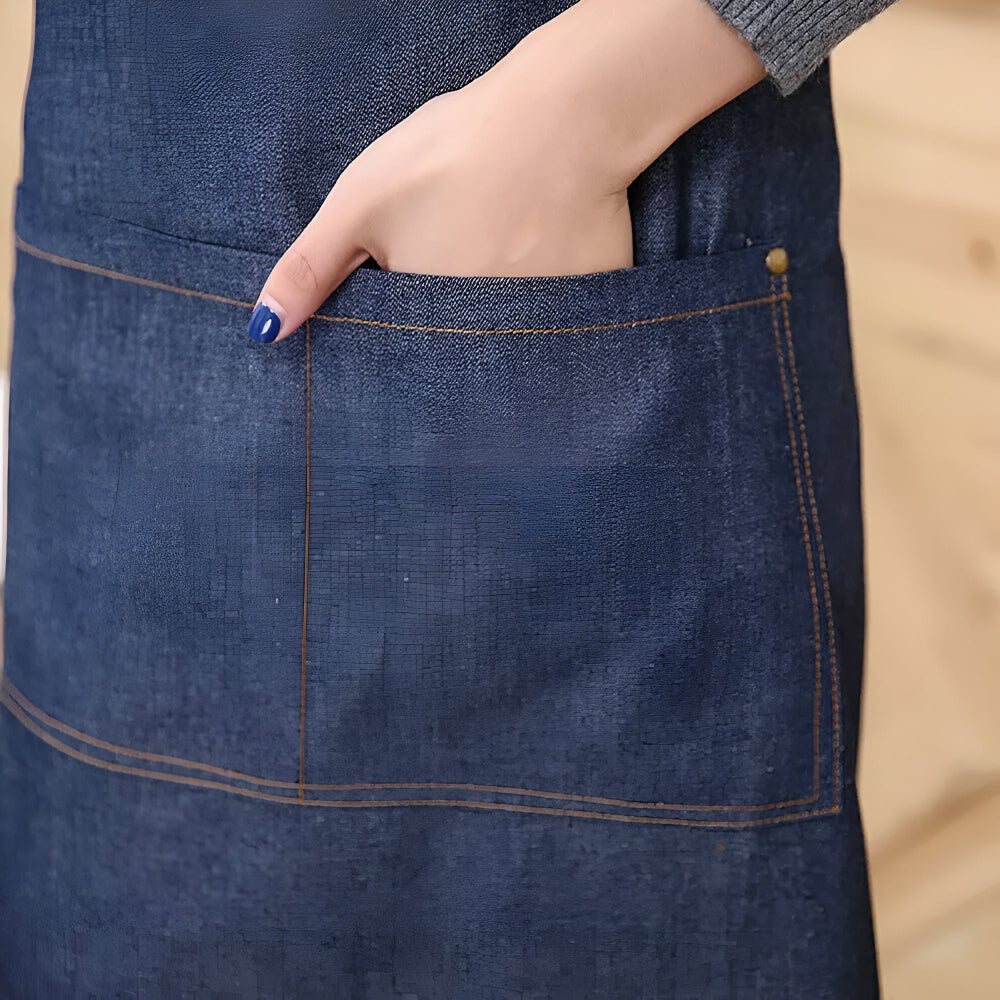 Justerbart blåt forklæde i denim med stor forlomme