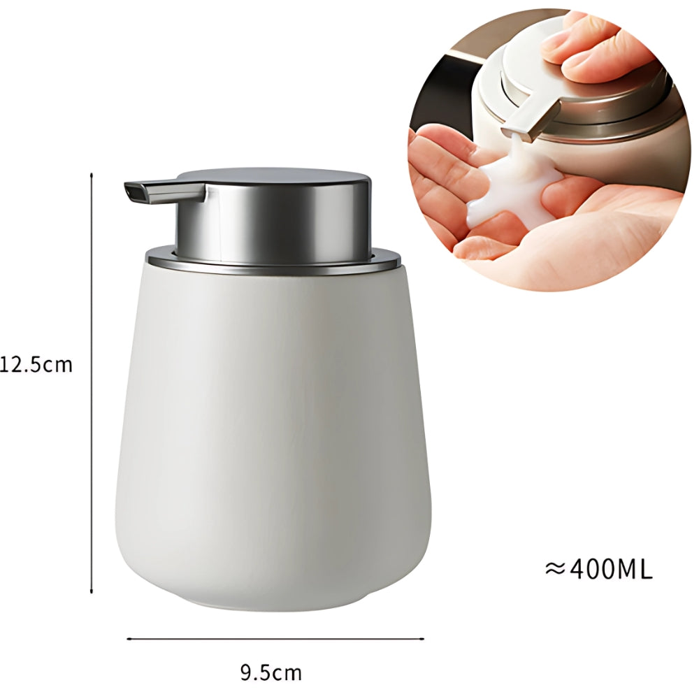 Minimalistisk sæbedispenser i keramik på badeværelsets bordplade